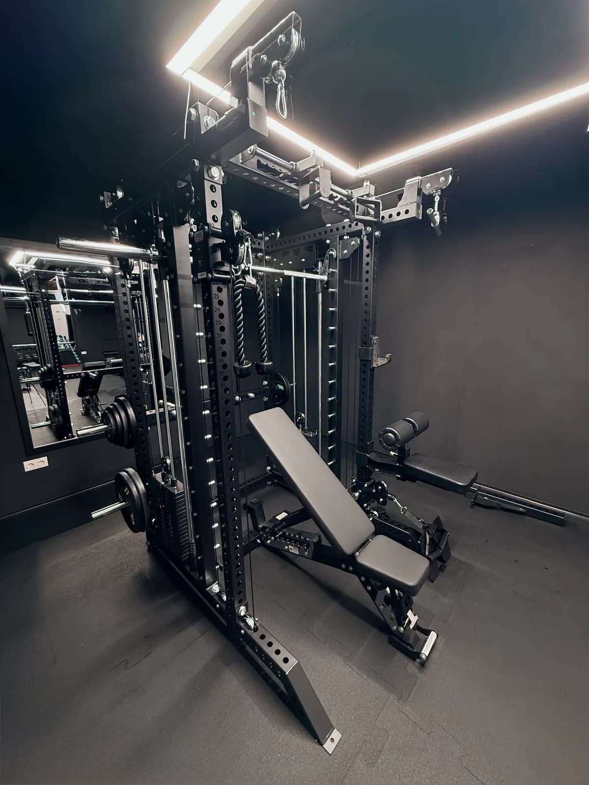 Multifunkčná kladková veža s lavičkou v Limitless Gym